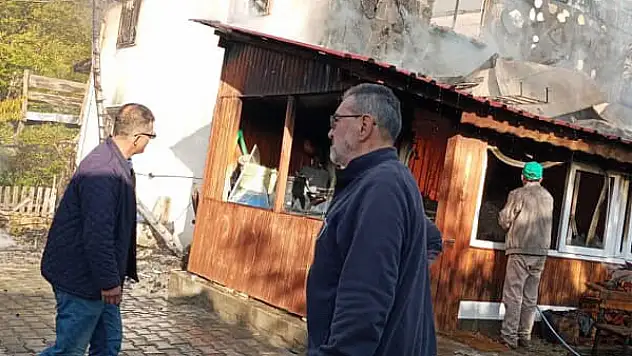 Bolu'da 2 katlı ev küle döndü