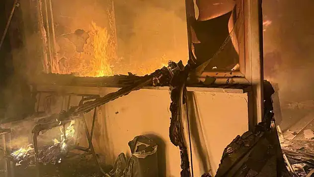 Bolu'da 2 katlı evin bir odası alev alev yandı