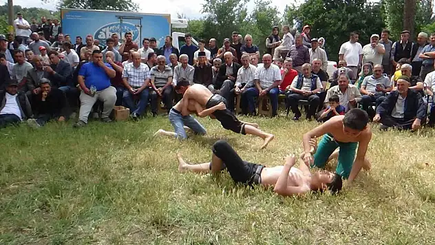 Bolu'da 200 yıllık geleneğe yoğun ilgi: Kazanlar kaynadı, pehlivanlar kıran kırana güreşti