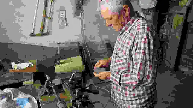 Bolu'da 50 yıldır manda boynuzundan tarak yapıyor