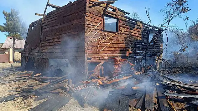 Bolu'da ahşap ev çıkan yangında küle döndü