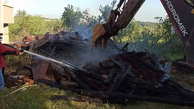 Bolu'da ahşap samanlık küle döndü