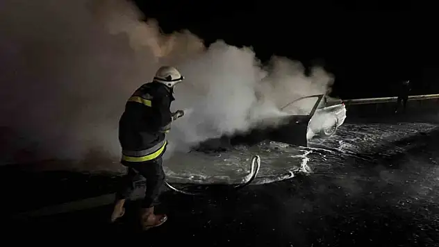 Alev alev yanan otomobil hurdaya döndü