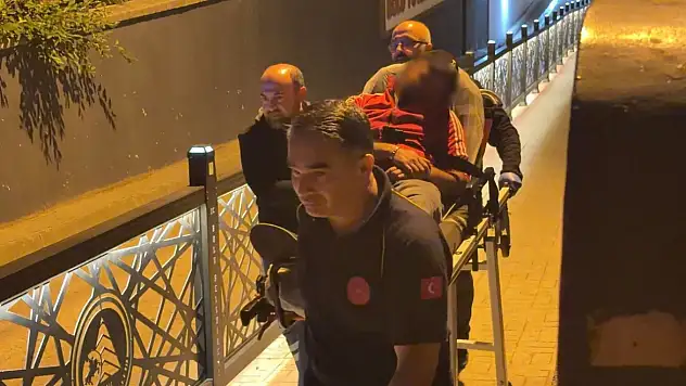 Alkollü şahıs, ayağa kalkamayınca sedyeyle taşındı