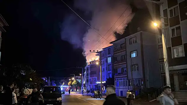 Apartmanda çıkan yangında alevler geceyi aydınlattı: Patlama sesleri paniğe neden oldu