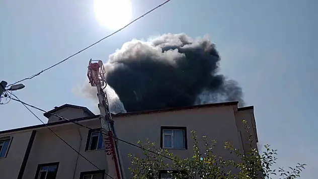 Apartmanın çatı katı alev alev yandı