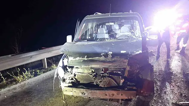 Bolu'da bariyerlere çarpan hafif ticari araç sürücüsü yaralandı