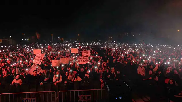 Bolu'da binlerce kişi, Manga konserinde Cumhuriyet coşkusunu yaşadı