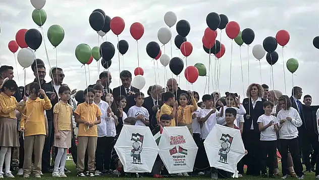 Bolu'da binlerce öğrenci Gazzeli çocuklar için yürüdü: Gökyüzüne umut uçurdular