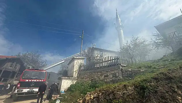 Bolu'da çıkan yangında 2 ahşap ev ve 1 cami küle döndü