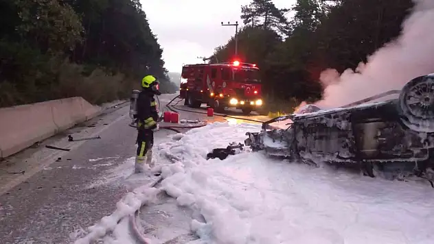 Bolu'da devrilen otomobil alev aldı: Sürücü yaralı