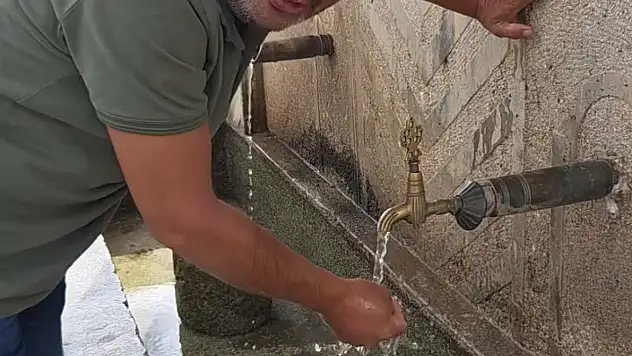 Duyarlı vatandaş, hayvanların su içtiği yosunlu çeşmeyi temizledi