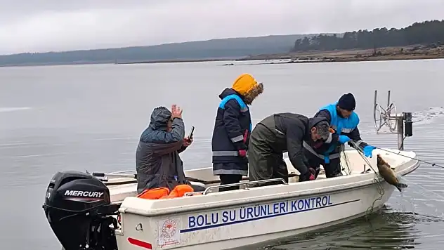 Bolu'da gölün ortasında 500 metrelik kaçak ağ ele geçirildi