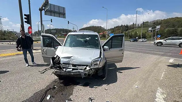 Bolu'da hafif ticari araç ile otomobil çarpıştı: 10 yaralı