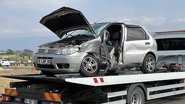 Hafif ticari araç ile otomobil çarpıştı: 6 yaralı
