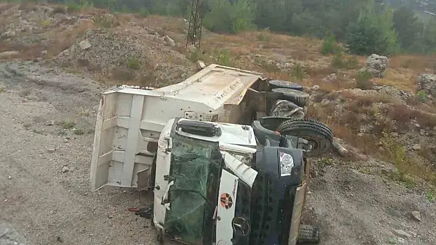 Bolu'da hafriyat kamyonu şarampole devrildi: 1 yaralı