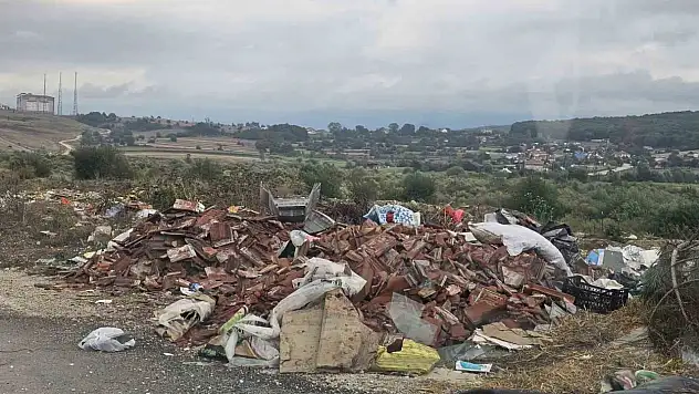 Bolu'da iki köyü birbirine bağlayan yol çöplüğe döndü