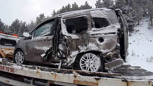 Bolu'da kamyon ile hafif ticari araç çarpıştı: 2 yaralı