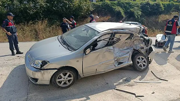 Kamyon ile otomobil çarpıştı: 3 yaralı