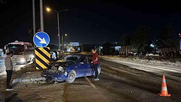 Kırmızı ışıkta geçen otomobil kamyonla çarpıştı