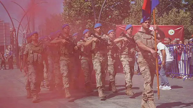 Bolu'da komandolar, Zafer Bayramı'nda caddeyi coşkuyla inletti
