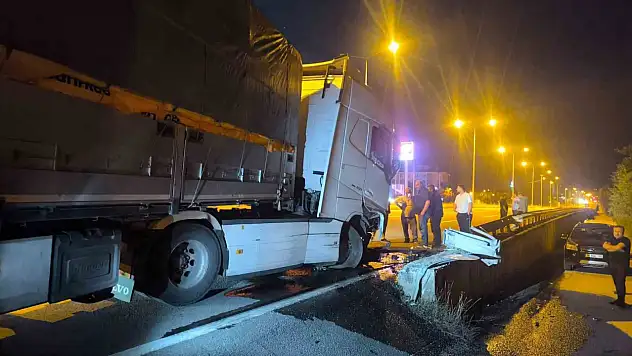 Kontrolden çıkan tır bariyerlere çarptı