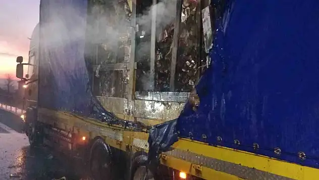 Bolu'da kuruyemiş yüklü dorse yandı