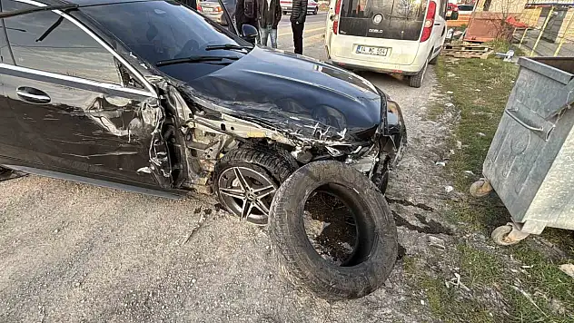 Lüks otomobil ile cip çarpıştı: 4 yaralı
