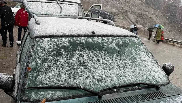 Bolu'da mevsimin ilk karı Yedigöller yoluna düştü: Zirve beyaza büründü