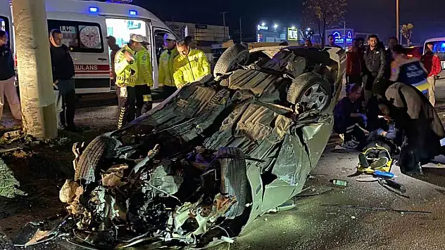 Bolu'da önce refüje ardından elektrik direğine çarpan otomobil tepetaklak oldu: 1 yaralı