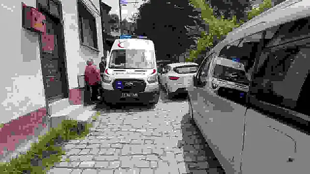 Bolu'da park edilen araçlardan ambulans sokağa giremedi: Sağlık ekipleri hastaya yürümek zorunda kaldı