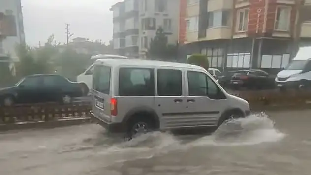 Bolu'da sağanak hayatı felç etti: Sokaklar göle döndü