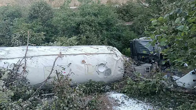Bolu'da tır devrildi: 1 ölü, 1 yaralı