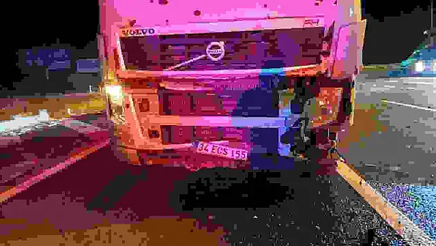 Bolu'da tırın çarptığı otomobil kağıt gibi ezildi: 3 yaralı