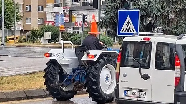 Traktör sürücüsünden yağmura karşı 'dubalı' önlem