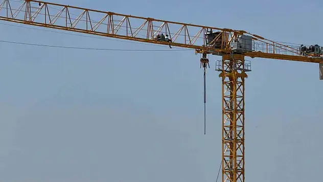 Üniversitenin ek bina inşaatında maaş krizi: İşçi vince çıktı