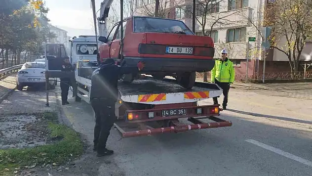 Bolu'da uzun süredir park halindeki hurda araçlar toplanıyor
