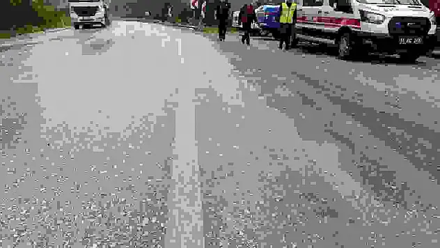Bolu'da virajı alamayan hafif ticari araç yoldan çıktı: 3 yaralı