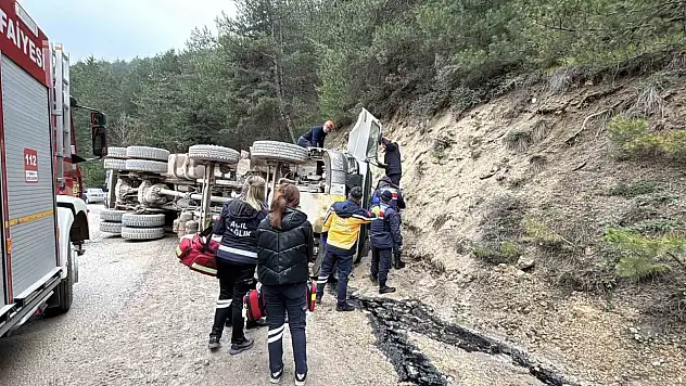 Bolu'da virajı alamayan hafriyat kamyonu devrildi: 1 ölü