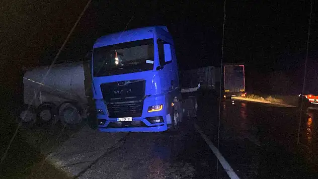 Bolu'da yağmurda kayan tır kazaya neden oldu: 2 yaralı