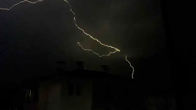 Bolu'da yıldırım düşme anları korku filmlerini aratmadı