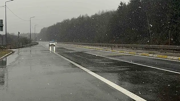 Bolu Dağı geçişinde kar yağışı etkili oluyor