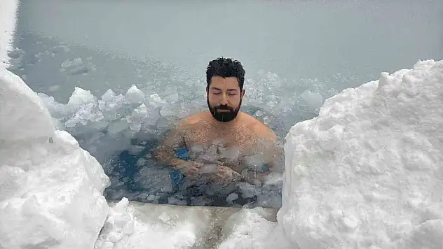 Eksi 10 derecede buz tutan havuza girdi