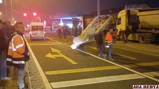 Bolu Dağı'nda freni patlayan tır, park halindeki tırlara çarptı