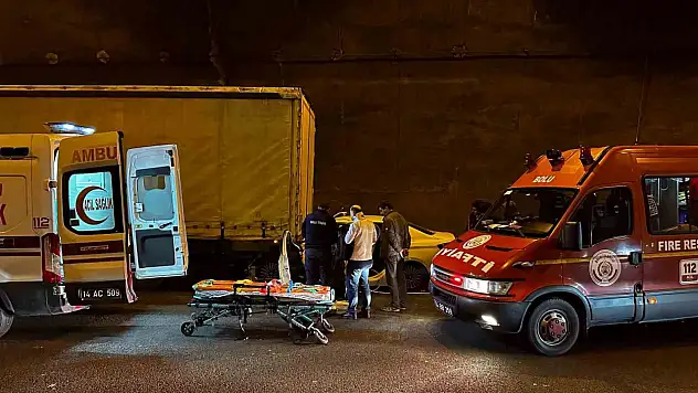 Otomobil tıra ok gibi saplandı: Baba ve oğlu yaralandı