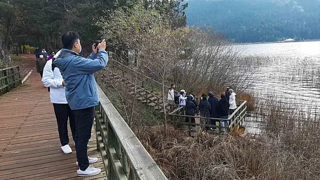 Bolu'nun doğa harikası Abant Gölü'ne ziyaretçi akını