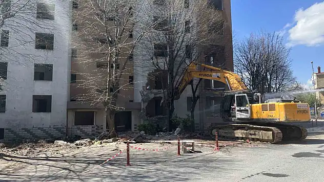 Büyükçekmece'de kentsel dönüşüm çerçevesinde riskli yapıların yıkımı devam ediyor