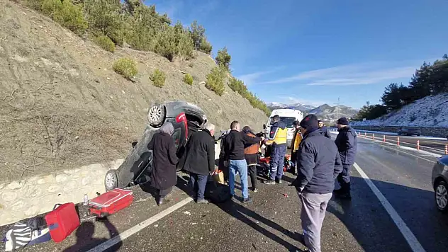 Buzlanma kazayı beraberinde getirdi: 4 yaralı