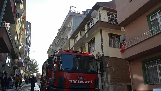 Çakmakla oynayan çocuklar evi ateşe verdi