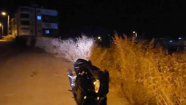 Çaldıkları motosikleti boş araziye atıp kaçtılar